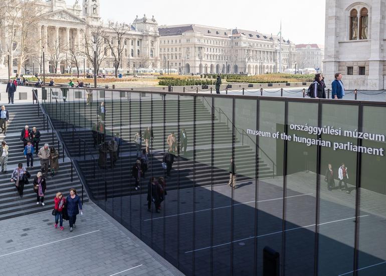 Az Országgyűlési Múzeum bejárata a Kossuth tér irányából