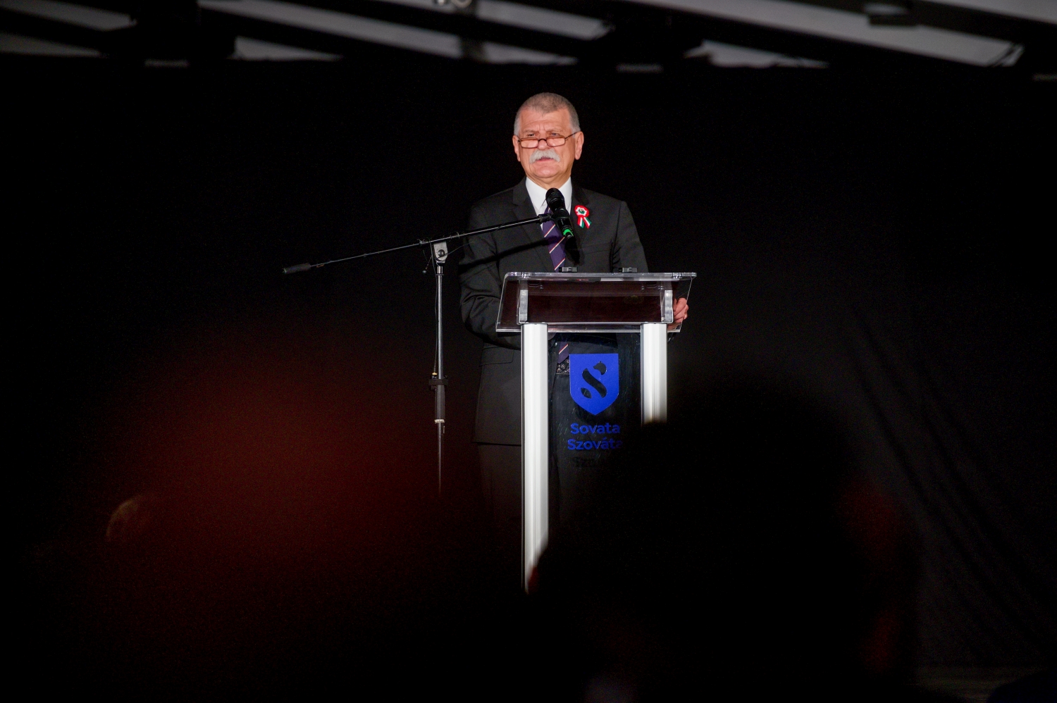 Az Erdélyi Hivatásos Táncegyüttesek XX. Találkozójának megnyitója Szovátán Szöveg Szováta, 2026. március 18. Kövér László, az Országgyűlés elnöke beszédet mond az Erdélyi Hivatásos Táncegyüttesek XX. Találkozójának megnyitóján Szovátán 2026. március 18-án. MTI/Kiss Gábor