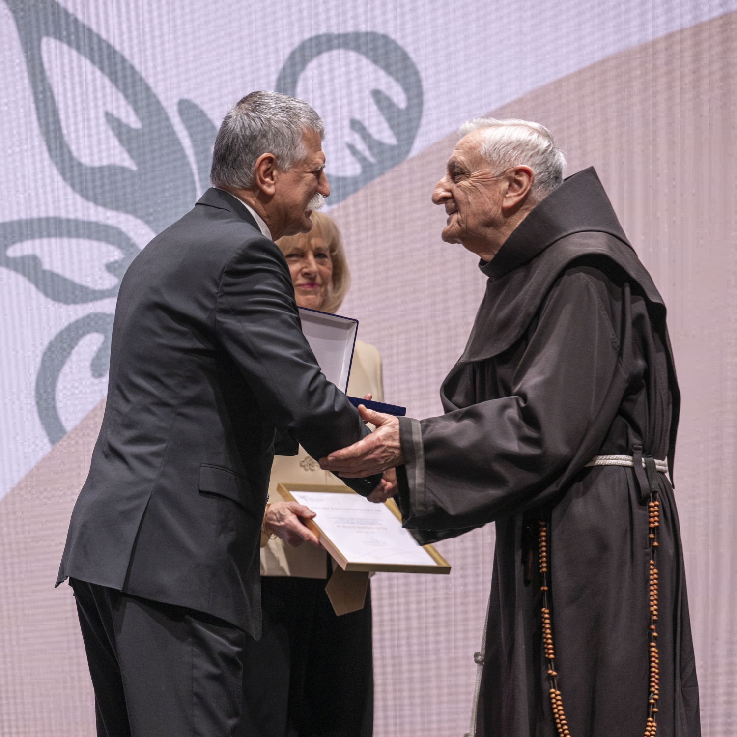 Barsi Balázs ferences atya vehette át a Polgári Magyarországért Alapítvány elismerését Budapest, 2025. december 15. Kövér László, az Országgyűlés elnöke (b) átadja a Polgári Magyarországért Díjat Barsi Balázs ferences atyának a Polgári Magyarországért Alapítvány díjátadó ünnepségén a Budavári Lovardában 2025. december 15-én. Középen Schmittné Makray Katalin, a Polgári Magyarországért Díj korábbi kitüntetettje. MTI/Szigetváry Zsolt