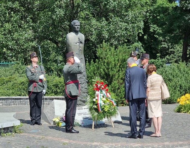 Főhajtás a vértanúhalált halt Boldog Jerzy Popieluszko atya szobránál Częstochowában.